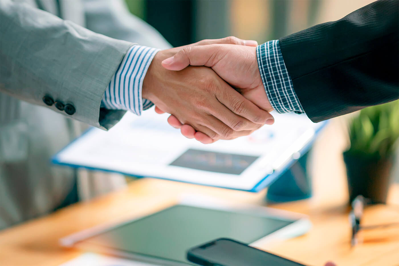 A Continental employee shakes hands with a client after consulting on a Financial Reporting meeting.  